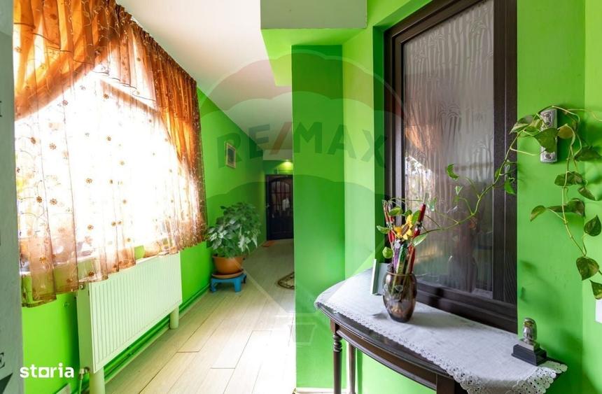 Apartament cu 3 camere decomandat în Cornișa