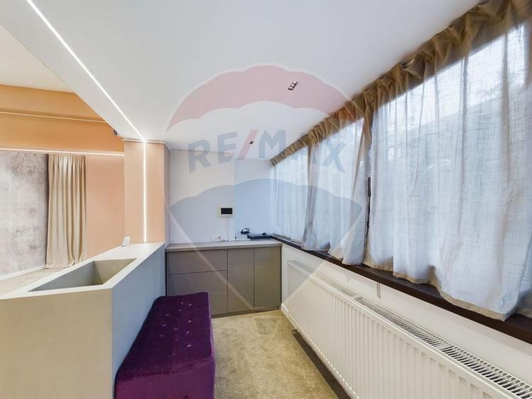 Apartament cu 3 camere semidecomandat în P-ța Dorobanți