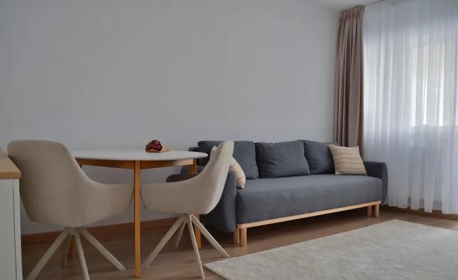 Apartament cu 3 camere decomandat, mobilat în Târgu Cucu