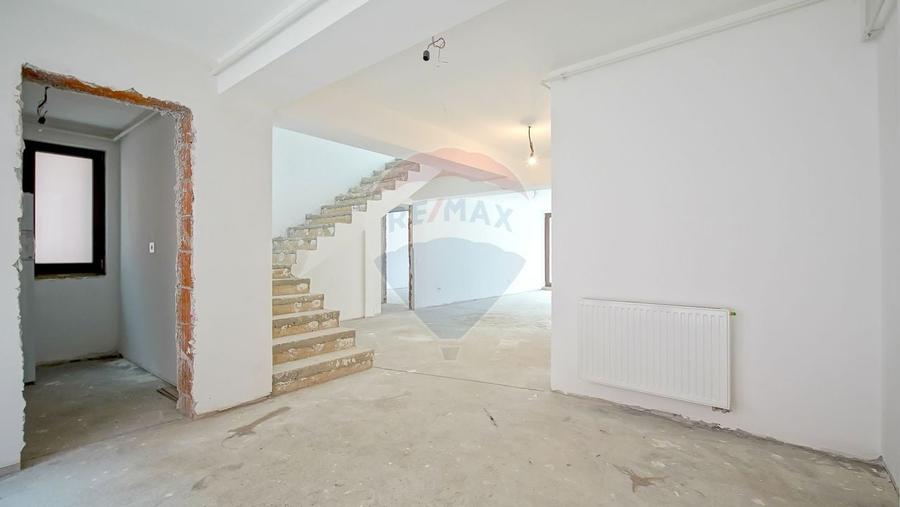 Penthouse cu 4 camere semidecomandat în Schei