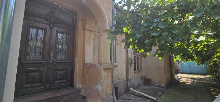Casă individuală cu 5 camere cu Canalizare în Central