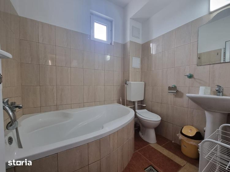 Casă cu 7 camere cu Teren 136 Mp în Central