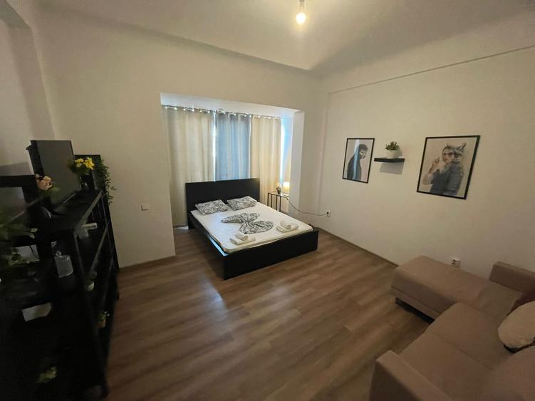 Apartament cu 4 camere decomandat în P-ța Universității