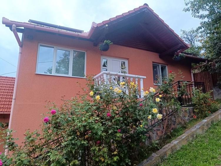 Casă cu 4 camere în Văleni