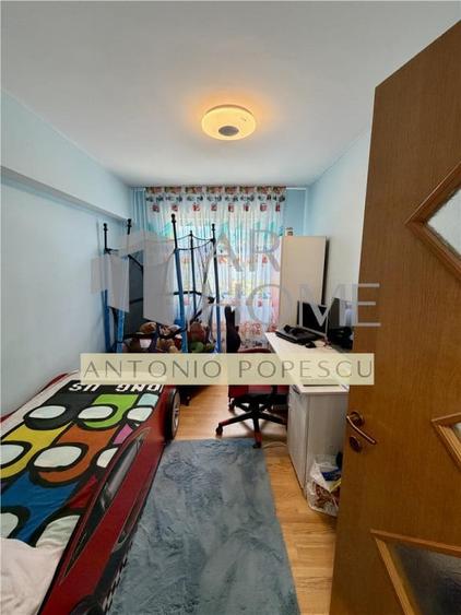 Apartament cu 4 camere decomandat în Republicii