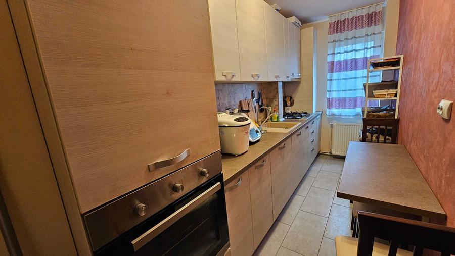 Apartament cu 3 camere semidecomandat în Aurel Vlaicu