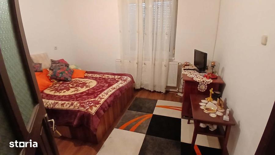 Casă cu 8 camere cu Teren 450 Mp în Central