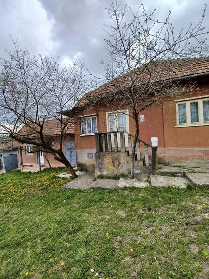 Casă cu 4 camere în Almașu