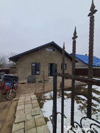 Casă cu 3 camere cu Teren 450 Mp în Horlești