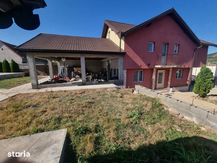 Casă cu 5 camere decomandat cu Teren 700 Mp în Central