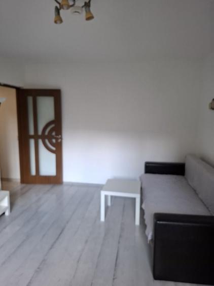 Apartament cu 3 camere semidecomandat în Dacia