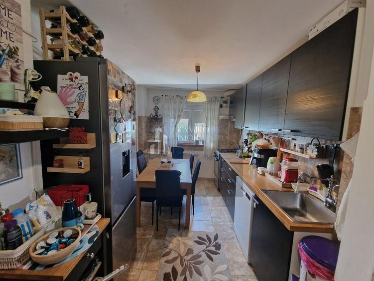 Apartament cu 4 camere semidecomandat în P-ța Reșița