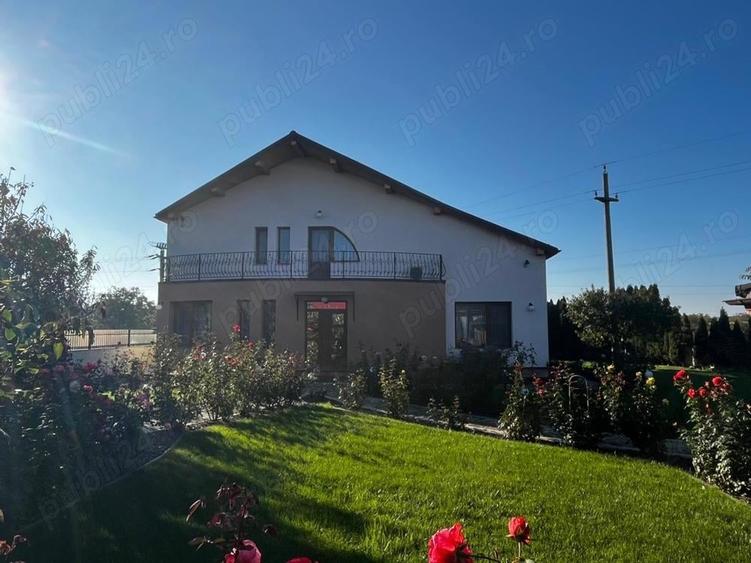Casă cu 6 camere cu Teren 1250 Mp în Central