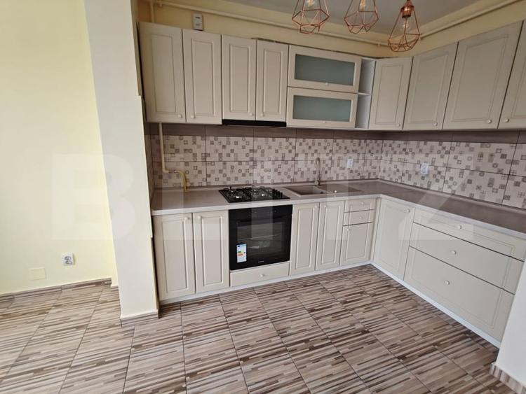 Apartament cu 3 camere semidecomandat, mobilat în Florești