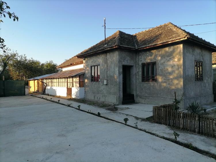 Casă individuală cu 4 camere cu Teren 800 Mp în Moțăței