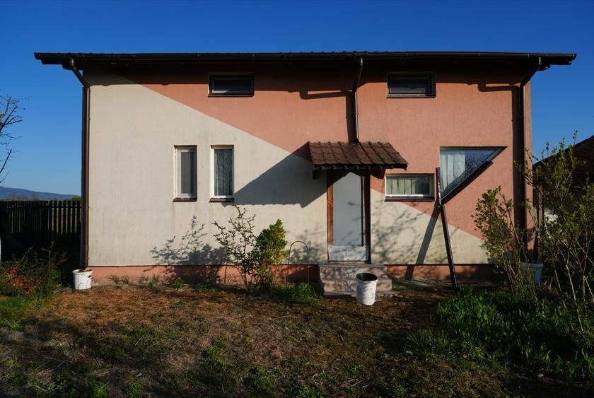 Casă cu 6 camere cu Teren 2000 Mp în Roșu