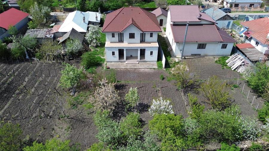 Casă individuală cu 5 camere cu Teren 674 Mp în Petrești
