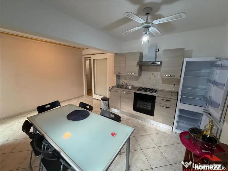 Apartament cu 4 camere decomandat în Central