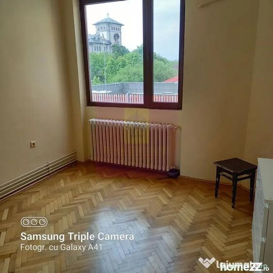 Apartament cu 5 camere semidecomandat în Mitropolie