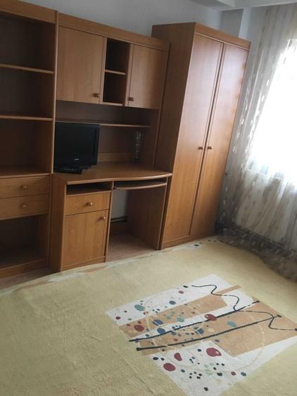 Apartament cu 3 camere semidecomandat în Aradului
