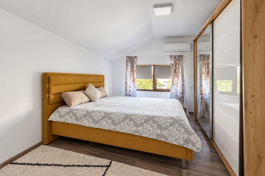 Apartament cu 3 camere semidecomandat, mobilat în Aurel Vlaicu