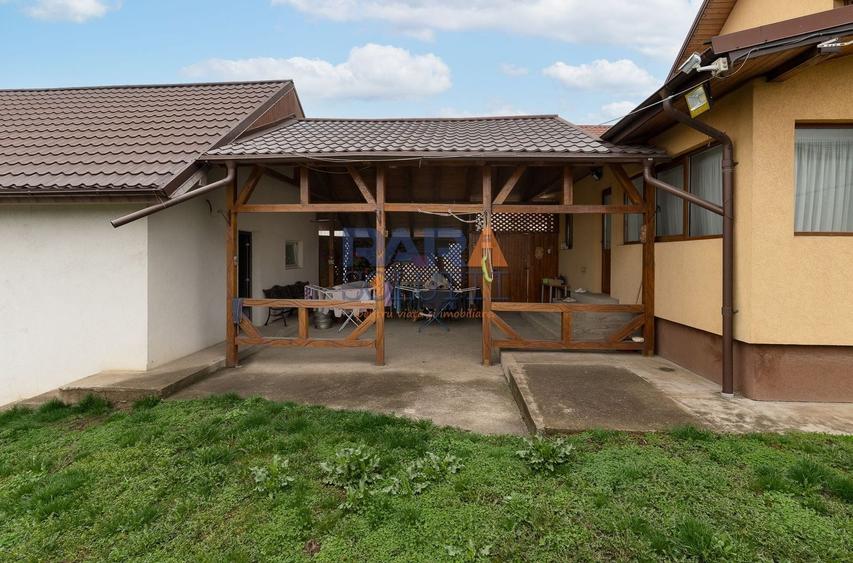 Casă individuală cu 4 camere cu Canalizare în Central