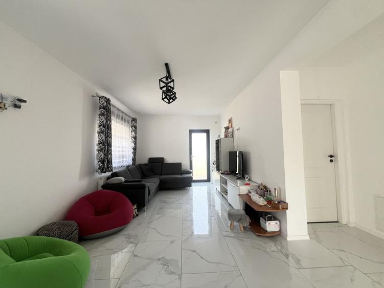 Duplex cu 3 camere cu Canalizare în Sânmihaiu Român