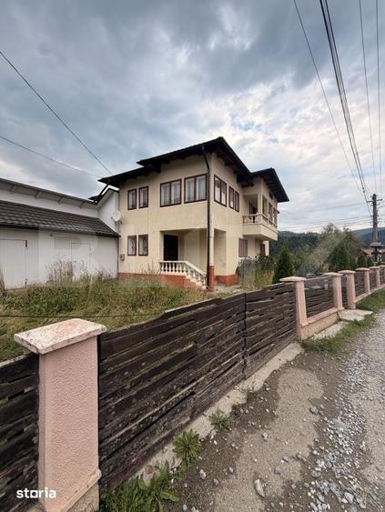 Casă cu 7 camere cu Teren 671 Mp în Central