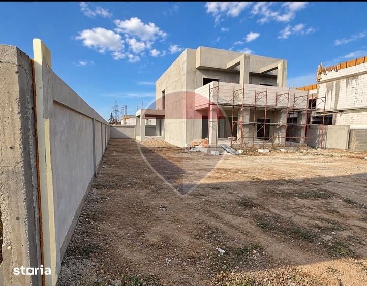 Casă cu 5 camere cu Teren 500 Mp în Malu Mare