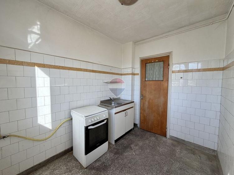 Apartament cu 4 camere semidecomandat în Titan