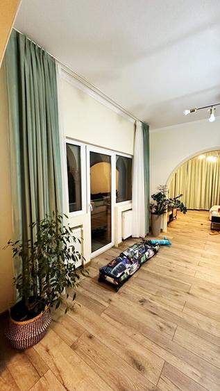 Apartament cu 3 camere semidecomandat, mobilat în Universitate