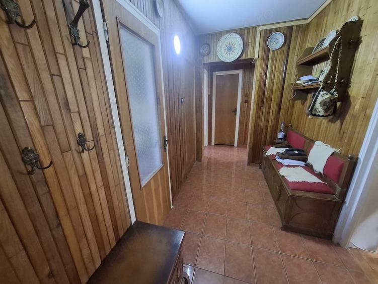 Apartament cu 4 camere semidecomandat în Săsar