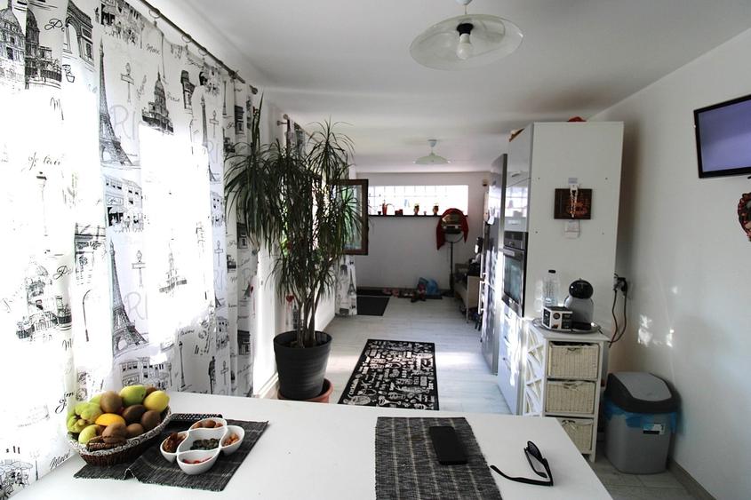Apartament cu 3 camere decomandat în