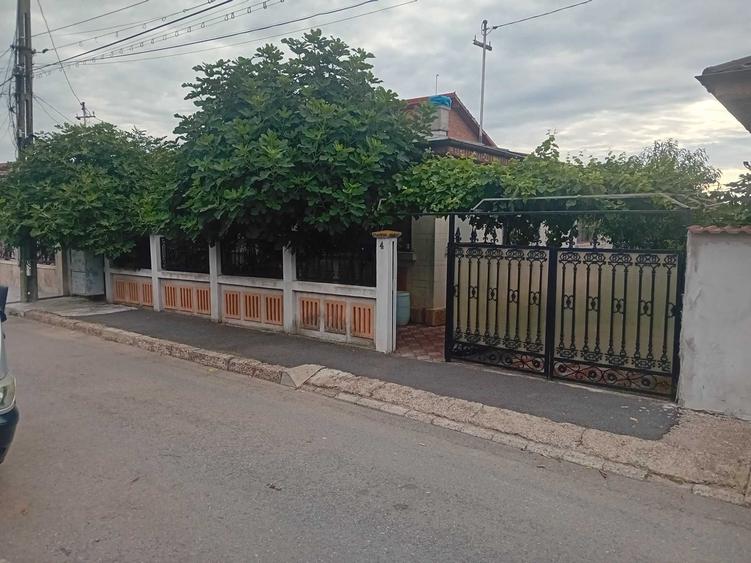 Casă cu 4 camere în Costi