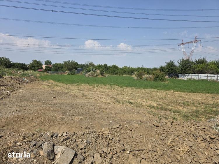 Teren de 3400 mp, în Titan