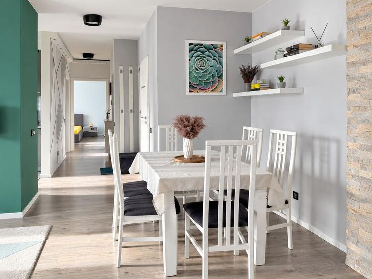 Apartament cu 3 camere semidecomandat, mobilat în Florești
