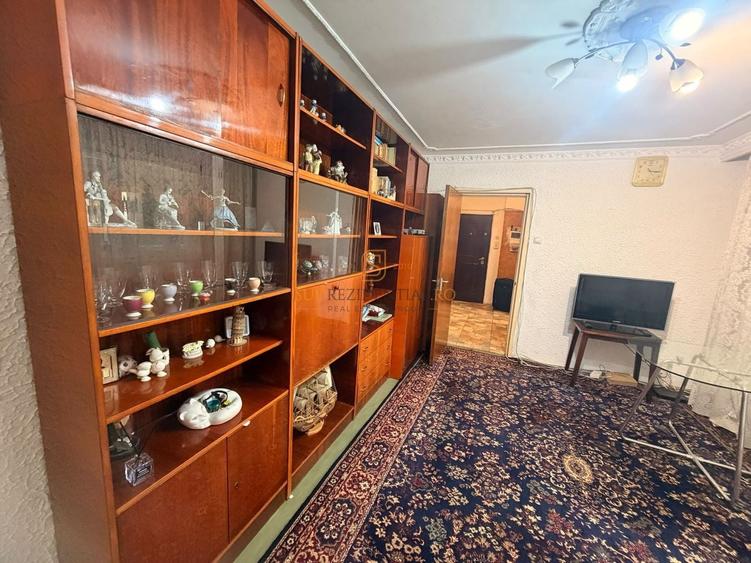 Apartament cu 3 camere semidecomandat în Berceni