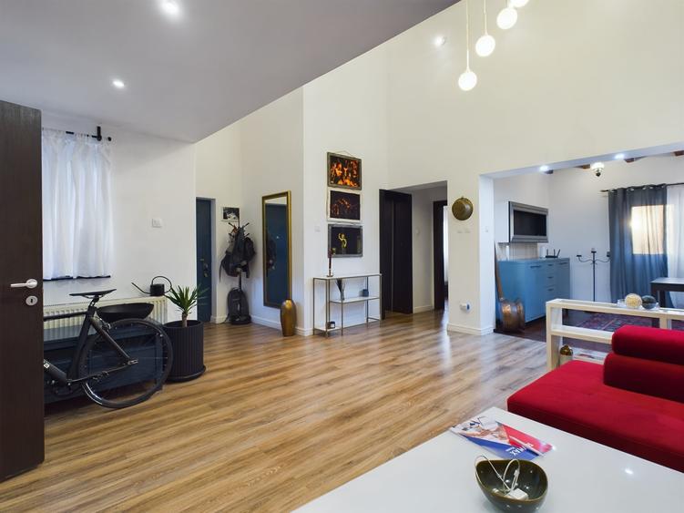 Apartament cu 4 camere semidecomandat, mobilat în Parcul Carol