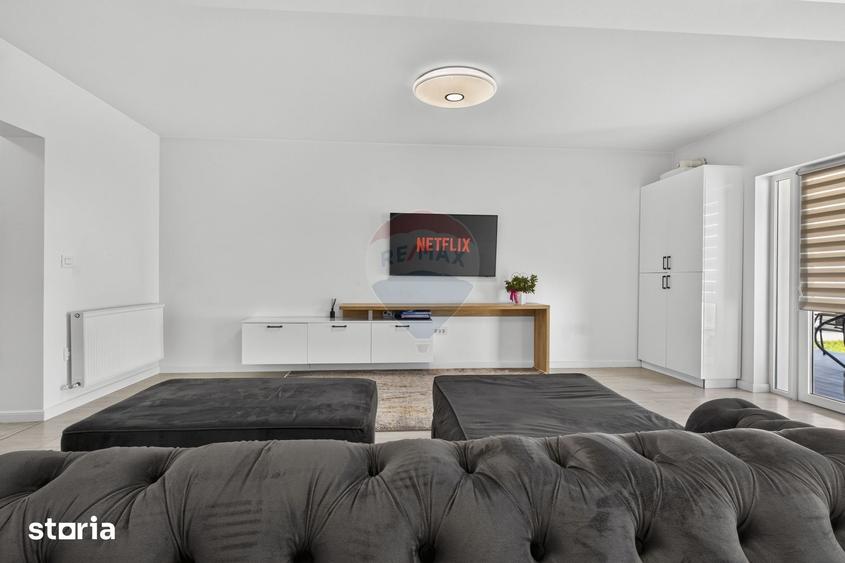 Casă cu 8 camere cu Teren 491 Mp în Central