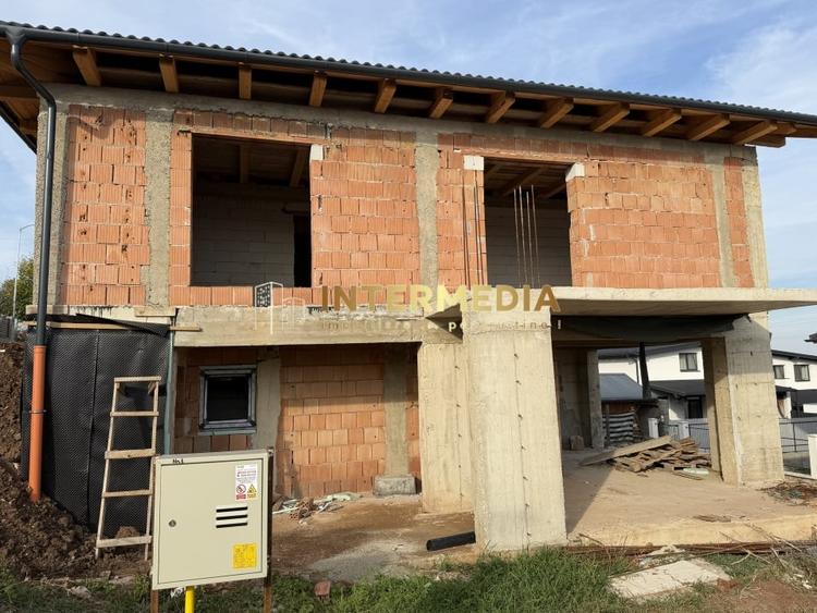 Casă individuală cu 4 camere cu Canalizare în Cetate
