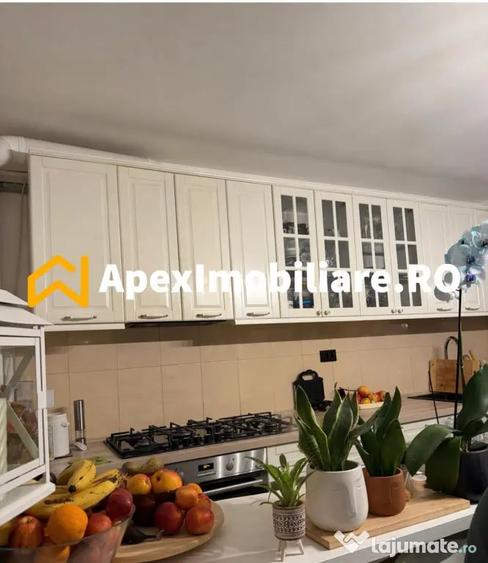 Apartament cu 3 camere, mobilat în Roșu