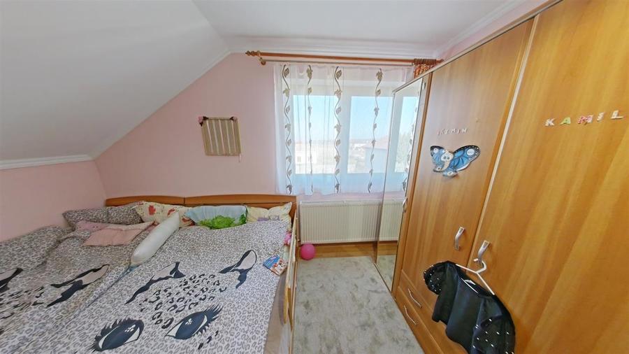 Duplex cu 12 camere cu Canalizare în Vest