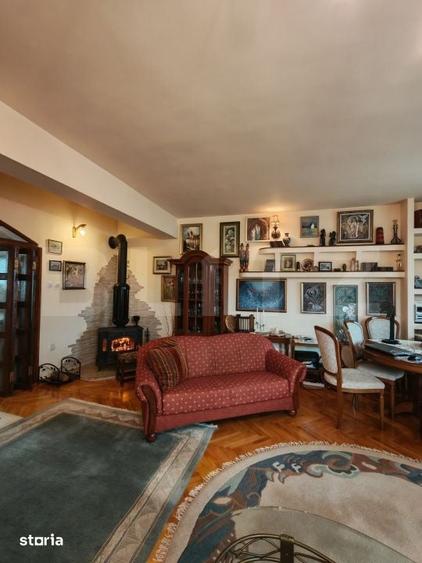 Casă cu 7 camere cu Teren 608 Mp în Central