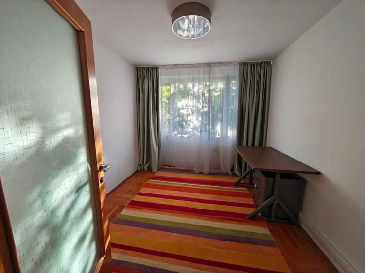 Apartament cu 3 camere semidecomandat, mobilat în Titan