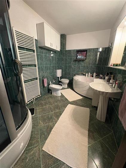 Casă individuală cu 8 camere cu Canalizare în Lascăr Catargiu