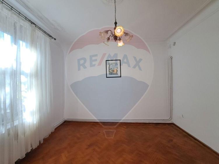 Casă cu 4 camere cu Teren 998 Mp în Gara
