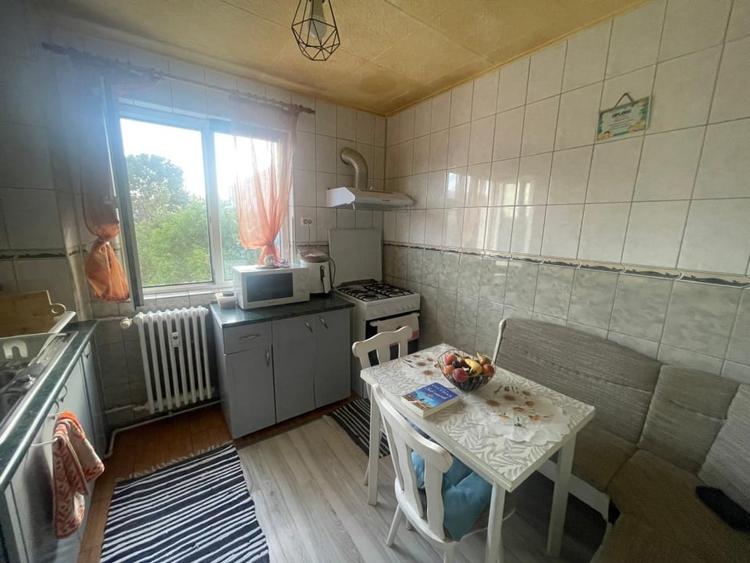 Apartament cu 3 camere semidecomandat, mobilat în Valea Rosie