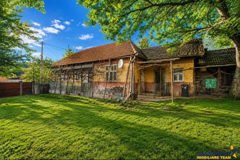 Casă cu 3 camere cu Teren 6221 Mp în Exterior Est