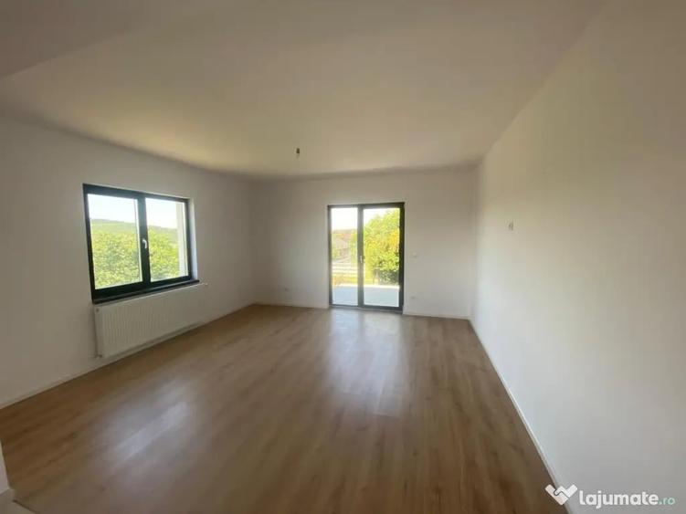 Casă cu 3 camere în Valea Adâncă