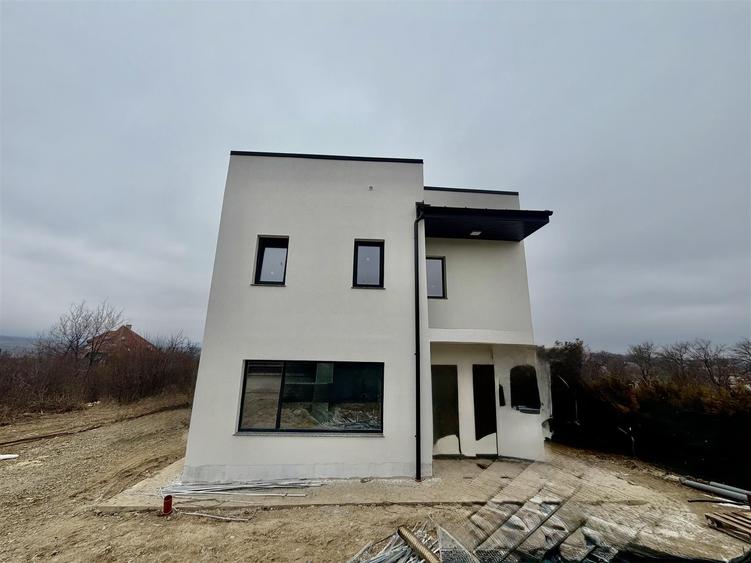 Casă cu 4 camere decomandat cu Teren 500 Mp în Bârnova
